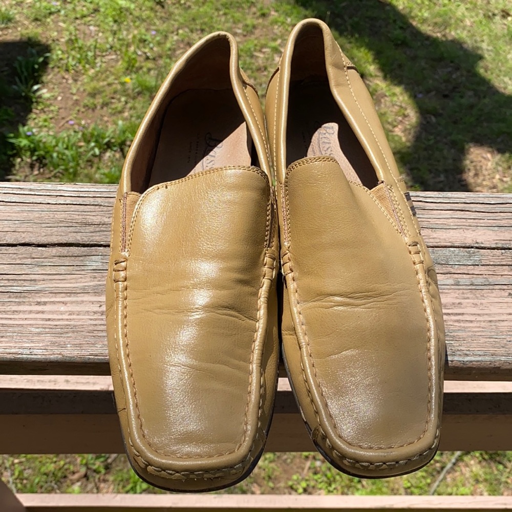 Low leather beige shoes with no strings